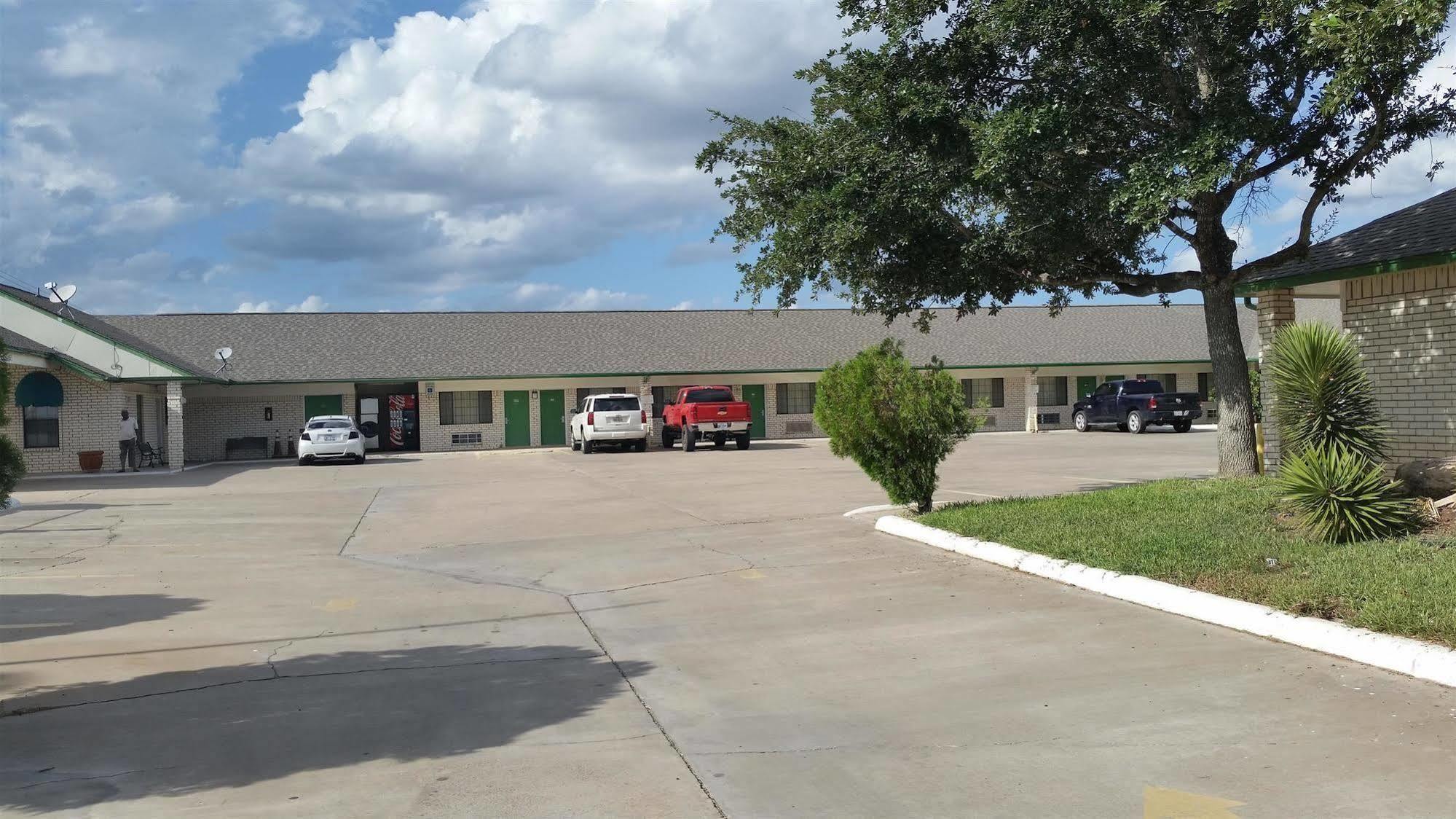 Garden Inn & Suites Hebbronville ภายนอก รูปภาพ